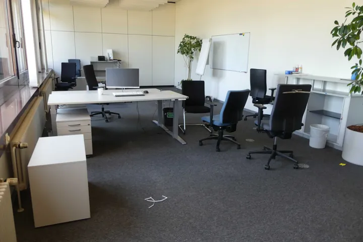 Rauminhalt Büro mit 2x Schreibtisch, elektrisch höhenverstellbar Hinweis: ohne Position 4504